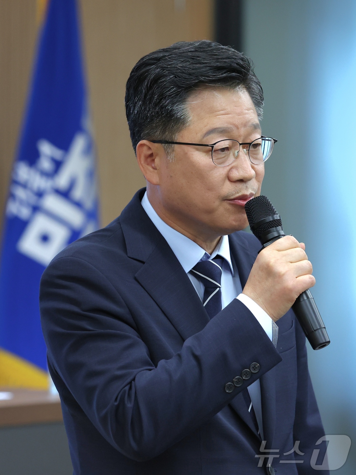 (전주=뉴스1) 유경석 기자 = 안호영 더불어민주당 국회의원이 22일 전북 전주시 더불어민주당 전북도당에서 열린 '완주-전주 통합 찬반 갈등해소의 시간, 주민이 묻고 안호영이 답하 …