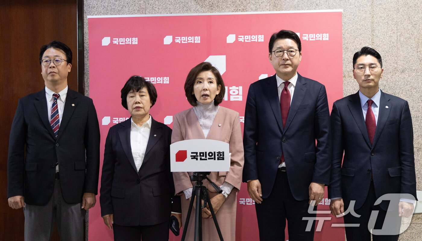 본문 이미지 - 나경원 국민의힘 의원을 비롯한 법사위원들이 지난 22일 서울 여의도 국회에서 법제사법위원회 현안 관련 기자회견을 하고 있다. 2025.9.22/뉴스1 ⓒ News1 이승배 기자