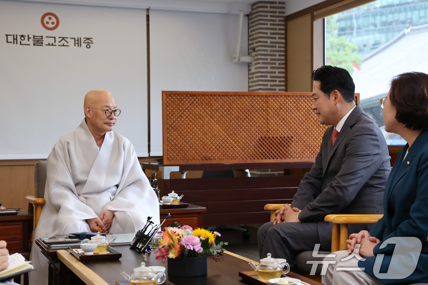 (서울=뉴스1) 유승관 기자 = 장동혁 국민의힘 대표가 22일 서울 종로구 조계사를 방문, 대한불교조계종 총무원장 진우스님을 예방하고 있다. (국민의힘 제공. 재판매 및 DB 금지 …