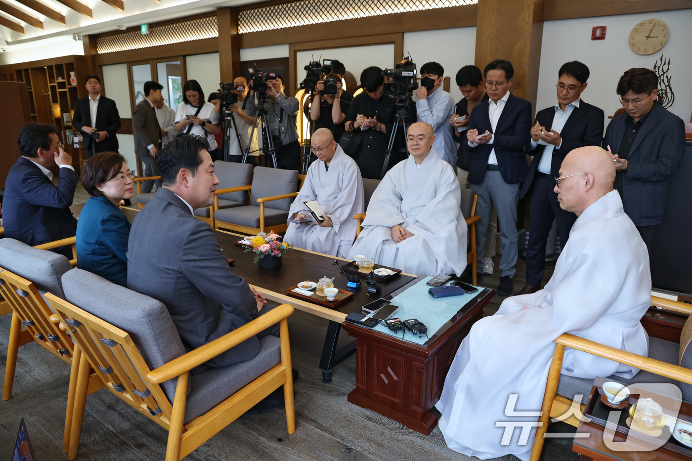 (서울=뉴스1) 유승관 기자 = 장동혁 국민의힘 대표가 22일 서울 종로구 조계사를 방문, 대한불교조계종 총무원장 진우스님을 예방하고 있다. (국민의힘 제공. 재판매 및 DB 금지 …