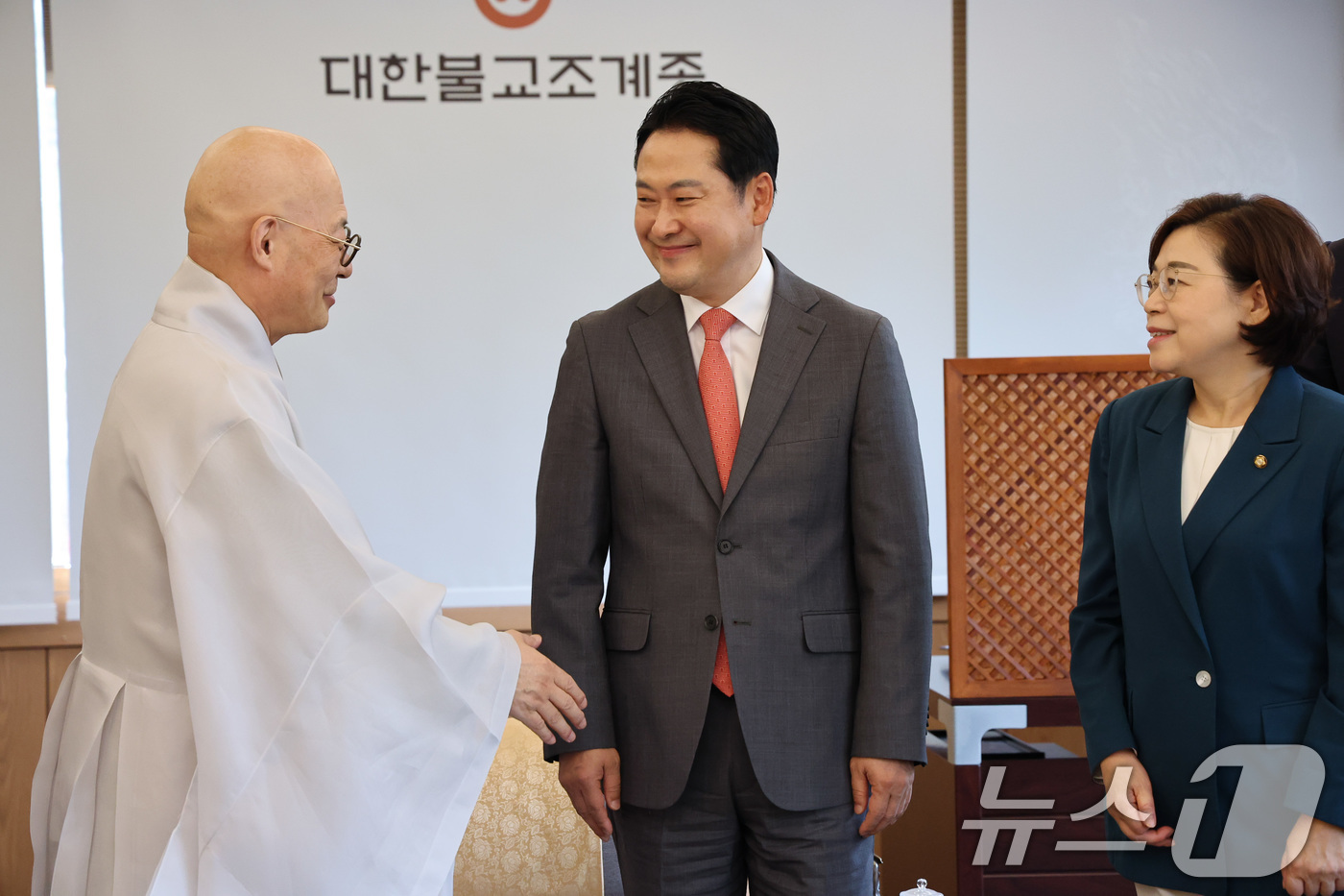 (서울=뉴스1) 유승관 기자 = 장동혁 국민의힘 대표가 22일 서울 종로구 조계사를 방문, 대한불교조계종 총무원장 진우스님을 예방하고 있다. (국민의힘 제공. 재판매 및 DB 금지 …