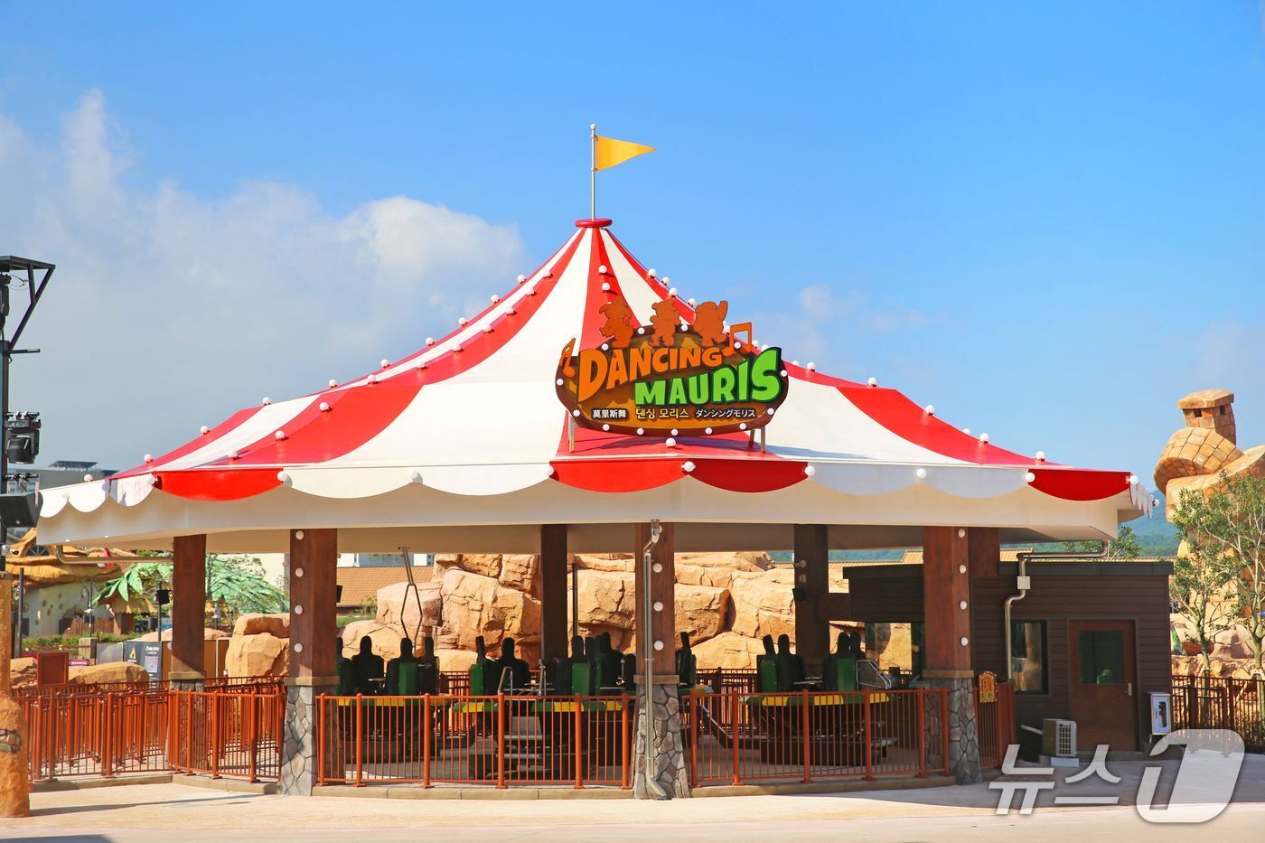 본문 이미지 - 롯데월드 어드벤처 부산 신규 어트랙션 '댄싱모리스'. (롯데월드 어드벤처 부산 제공. 재판매 및 DB 금지)