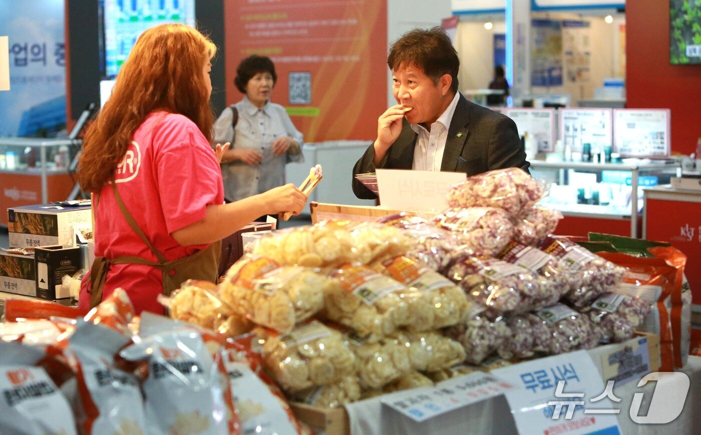 본문 이미지 -  제천 한방 과자 맛보는 관람객 2025.9.22/뉴스1 ⓒ News1 손도언 기자