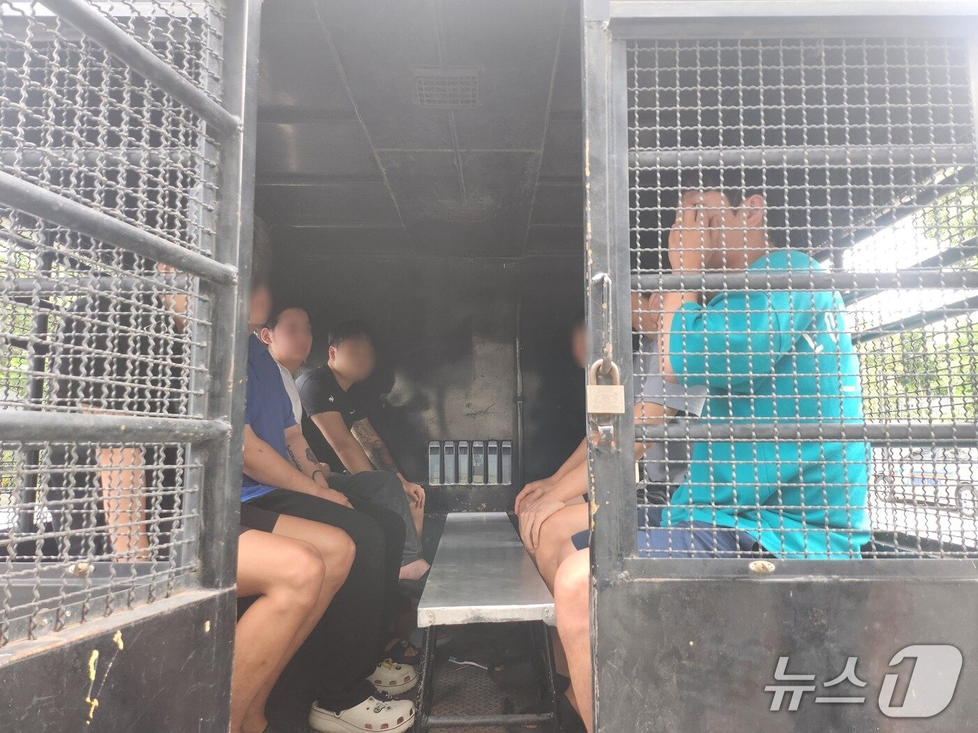 본문 이미지 - 2차 검거 당시 피의자들의 모습. 2025.09.22/뉴스1&#40;서울청 금융범죄수사대 제공&#41;