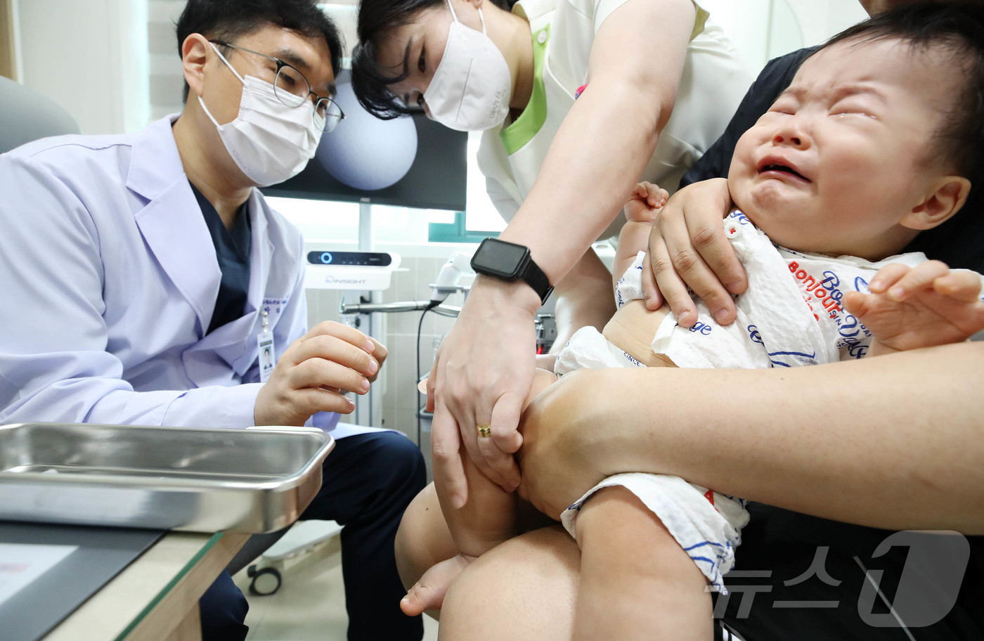 (광주=뉴스1) 박지현 기자 = 생후 6개월에서 13세 이하 어린이를 대상으로 실시하는 인플루엔자(독감) 국가예방접종 첫날인 22일 광주 북구 두암동 에덴병원 소아청소년과에서 어린 …