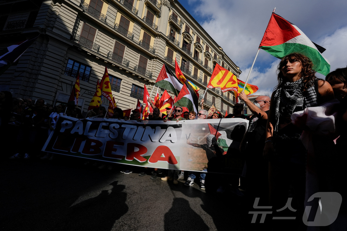 (나폴리 로이터=뉴스1) 권준언 기자 = 22일(현지시간) 이탈리아 나폴리에서 '팔레스타인 해방'이 적힌 현수막을 들고 있는 시위대. 시위는 이탈리아 노조 USB의 소집으로 벌어졌 …