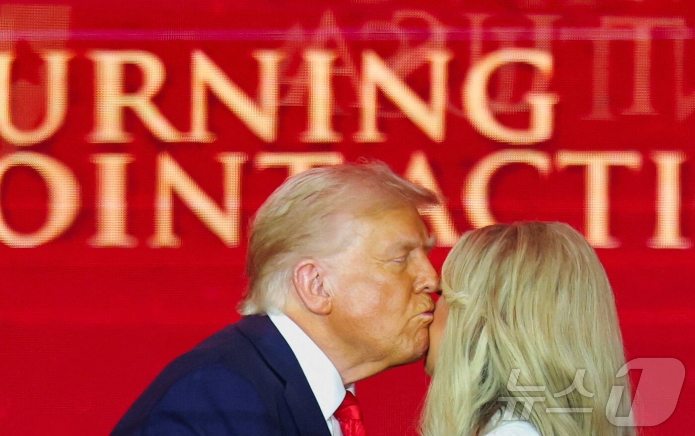 본문 이미지 - 도널드 트럼프 미국 대통령이 21일 애리조나주 글렌데일에서 치러진 찰리 커크 추모 행사에서 그의 아내 에리카 커크의 뺨에 입을 맞추고 있다. 2025.9.21 ⓒ 로이터=뉴스1 ⓒ News1 강민경 기자