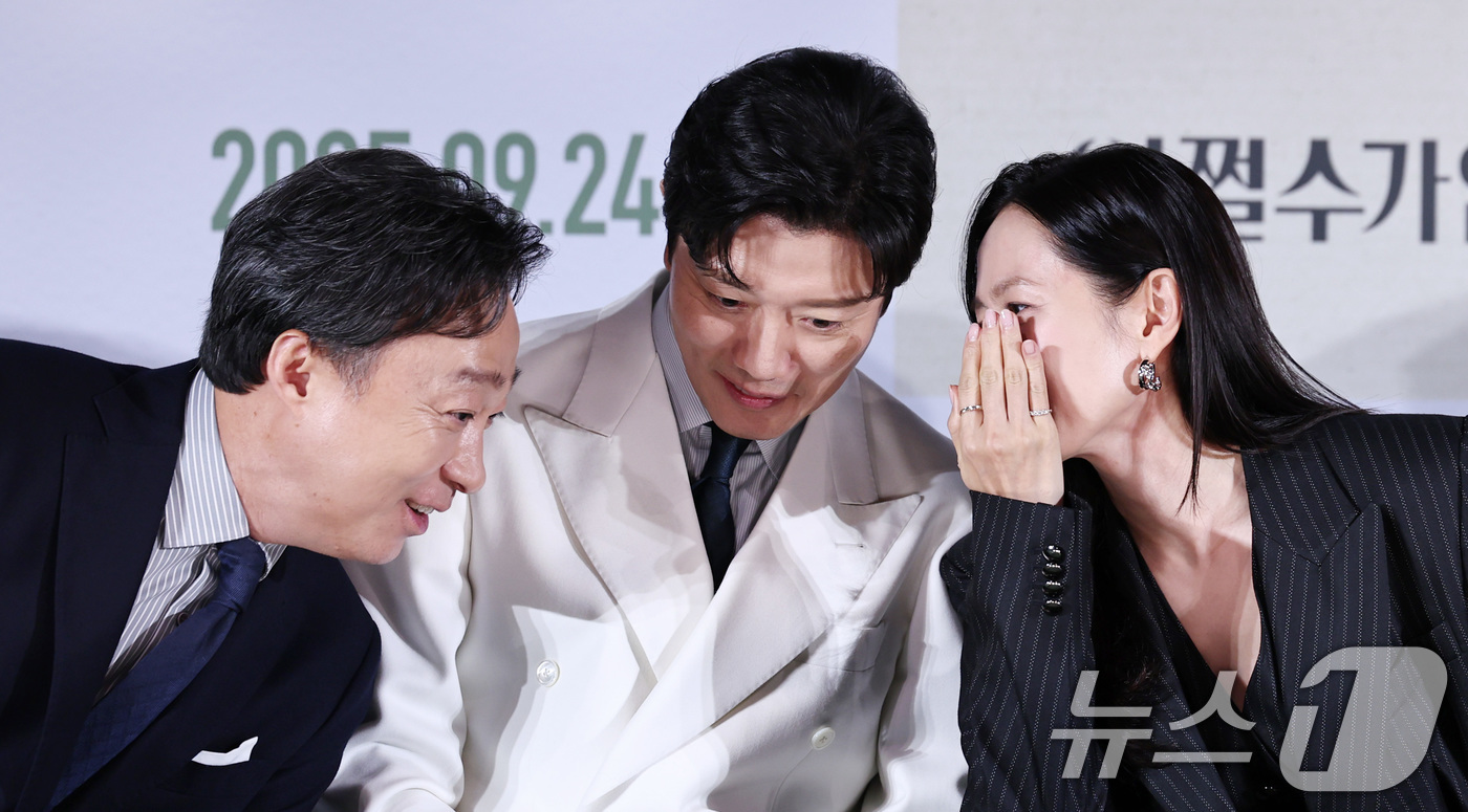 (서울=뉴스1) 구윤성 기자 = 배우 이성민(왼쪽부터)과 박희순, 손예진이 22일 오후 서울 용산구 CGV 용산에서 열린 영화 '어쩔수가없다' 기자간담회에서 대화하고 있다. 202 …