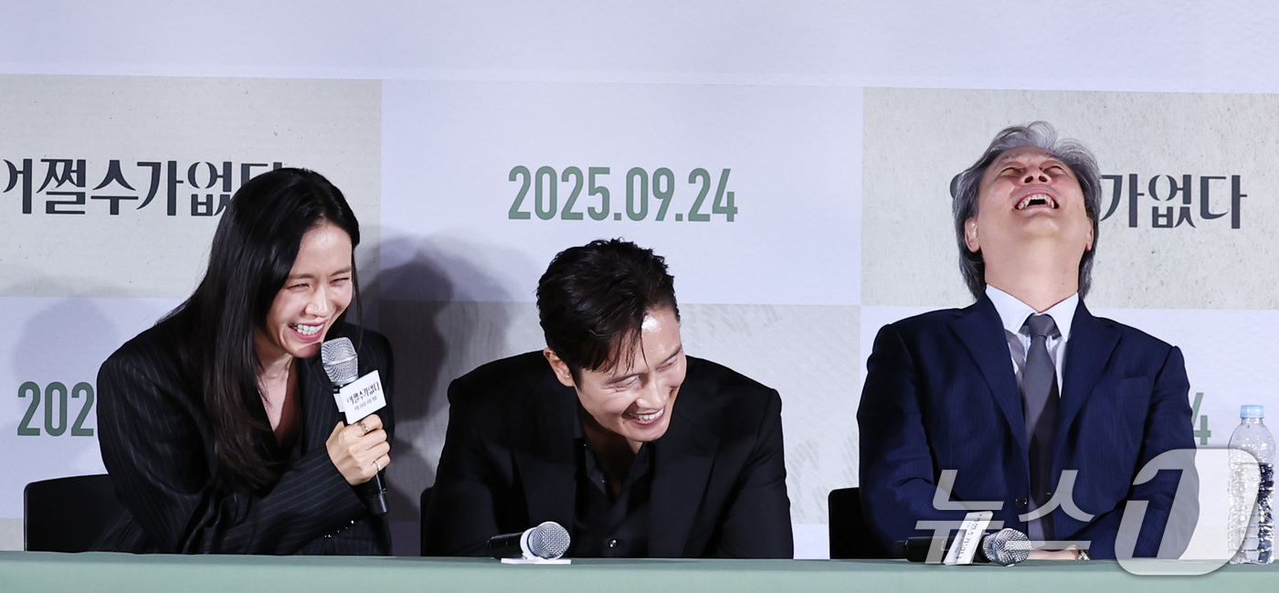(서울=뉴스1) 구윤성 기자 = 배우 손예진이 22일 오후 서울 용산구 CGV 용산에서 열린 영화 '어쩔수가없다' 기자간담회에서 발언하며 이병헌, 박찬욱 감독과 함께 웃고 있다. …
