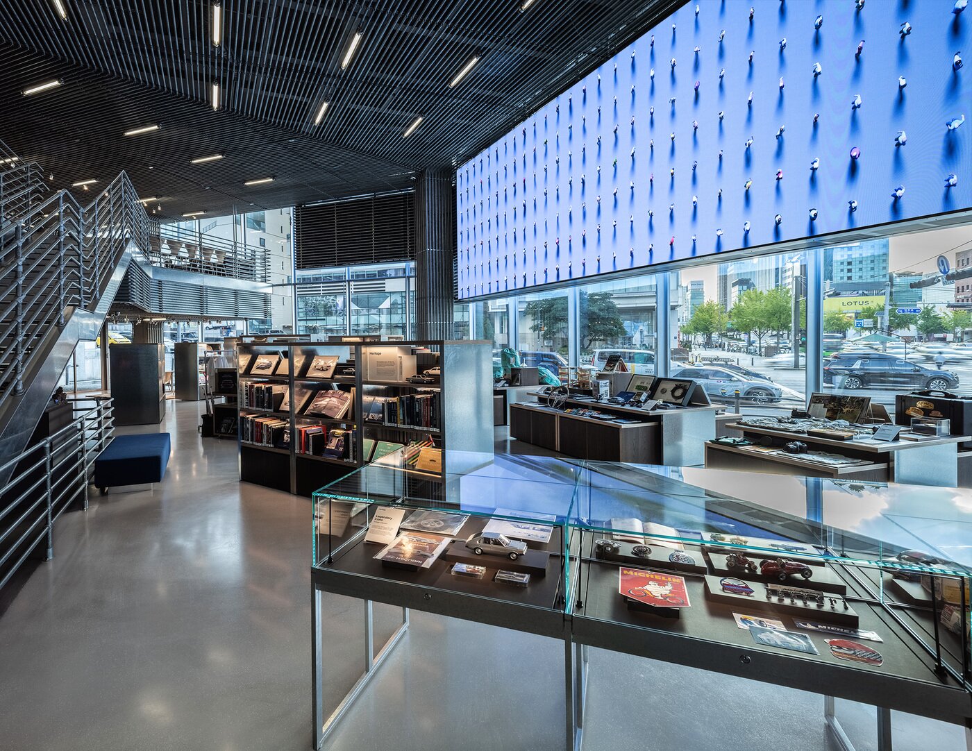 본문 이미지 - 22일 서울 강남구 소재 현대자동차 브랜드 체험 공간인 '현대 모터스튜디오 서울' 1층 오토 라이브러리 전경. 일본 라이프스타일 기업 CCC(Culture Convenience Club)의 큐레이션 아래 2만 5000여권의 자동차 관련 서적과 5000여개의 아이템이 전시됐다(현대차 제공). 2025.09.22.