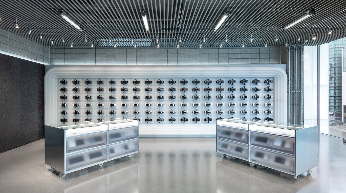 본문 이미지 - 22일 서울 강남구 소재 현대자동차 브랜드 체험 공간인 '현대 모터스튜디오 서울' 4층에 전기차 전용 브랜드 '아이오닉'의 내외장 색상 조합을 살펴볼 수 있는 108개의 모형이 전시된 모습(현대차 제공). 2025.09.22.