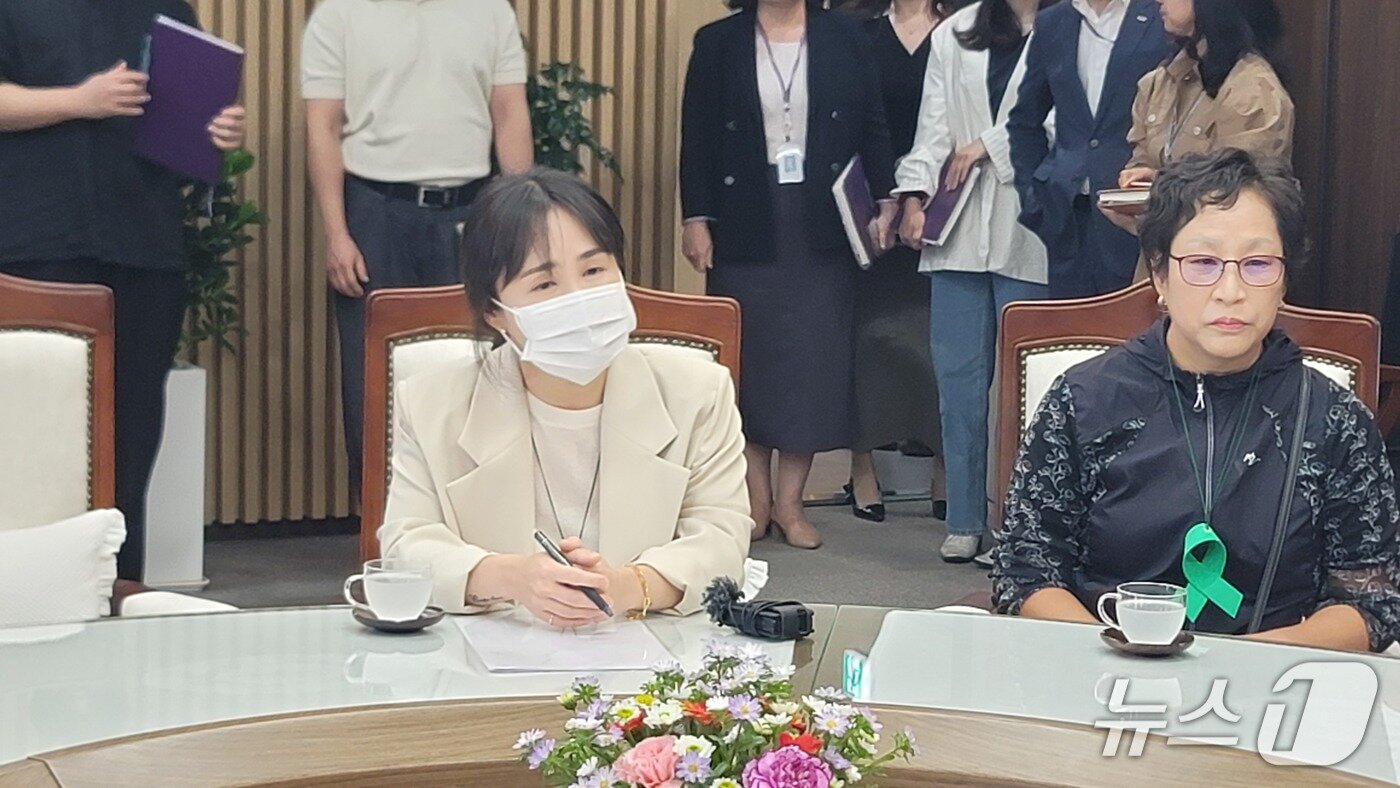 본문 이미지 - 최은경 오송참사 유가족협의회 공동대표가 22일 이양섭 충북도의장을 만나 추모 조형물 예산 삭감 이유를 묻고 있다.2025.9.22./뉴스1 임양규 기자