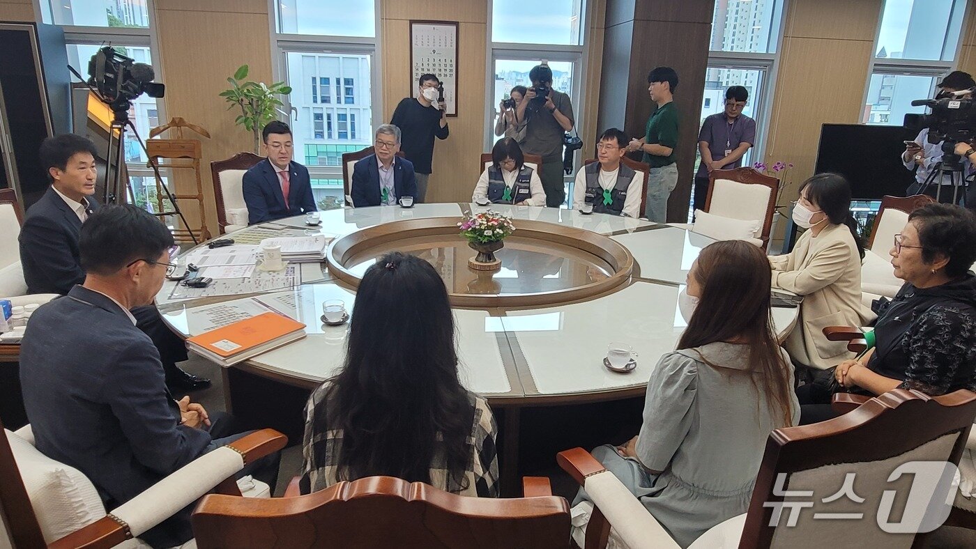 본문 이미지 - 22일 오송참사 유가족들과 오송참사시민대책위원회 관계자들이 조형물 설치 예산을 전액 삭감한 충북도의회를 찾아 예산 복구를 촉구하고 있다.2025.9.22./뉴스1 임양규 기