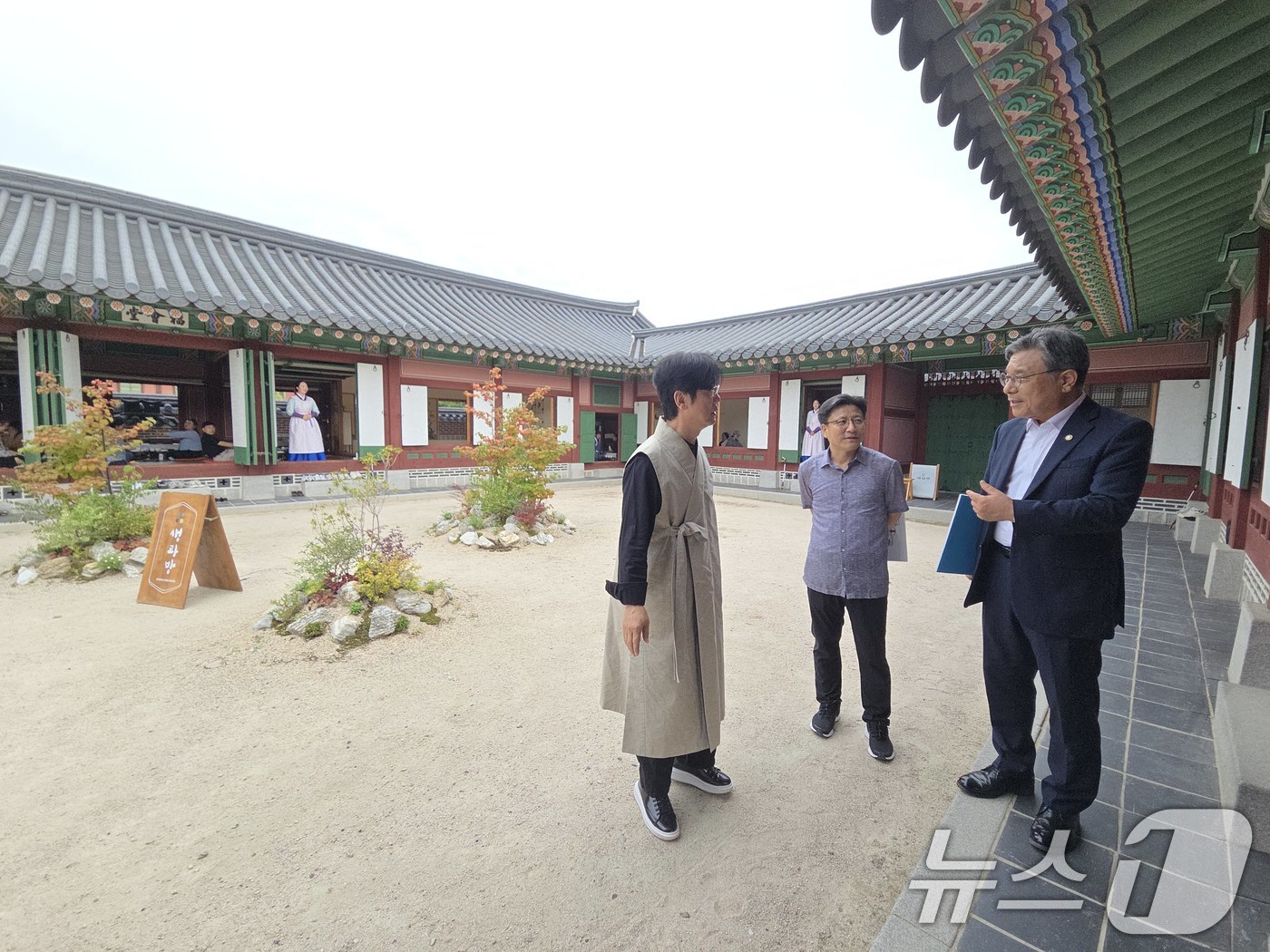 (서울=뉴스1) = 허민 국가유산청장(오른쪽)이 22일 오후 서울 종로구 경복궁에서 진행 중인 궁중다과와 약차 체험 프로그램 ‘생과방’ 현장을 방문해 행사 진행 상황을 점검하고 있 …