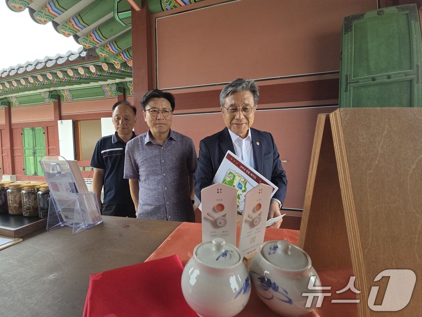 (서울=뉴스1) = 허민 국가유산청장(오른쪽)이 22일 오후 서울 종로구 경복궁에서 진행 중인 궁중다과와 약차 체험 프로그램 ‘생과방’ 현장을 방문해 전시된 궁중약차를 살펴보고 있 …