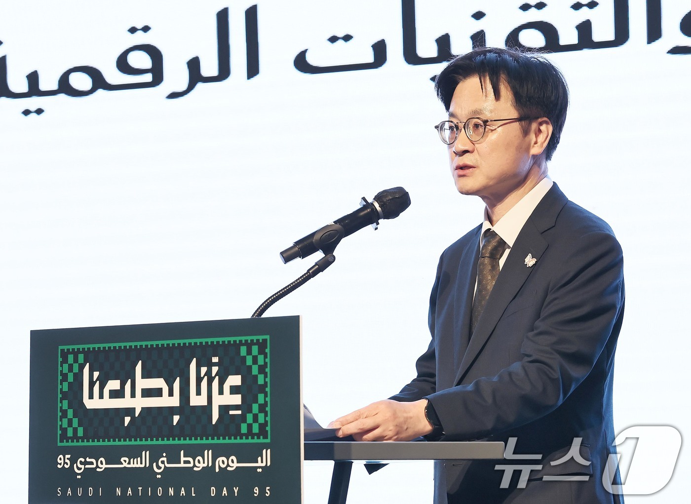 (서울=뉴스1) = 김정관 산업통상자원부 장관이 22일 오후 서울 용산구 드래곤시티호텔에서 열린 제95회 사우디아라비아 국경일 기념식에 참석해 축사를 하고 있다. (산업부 제공. …