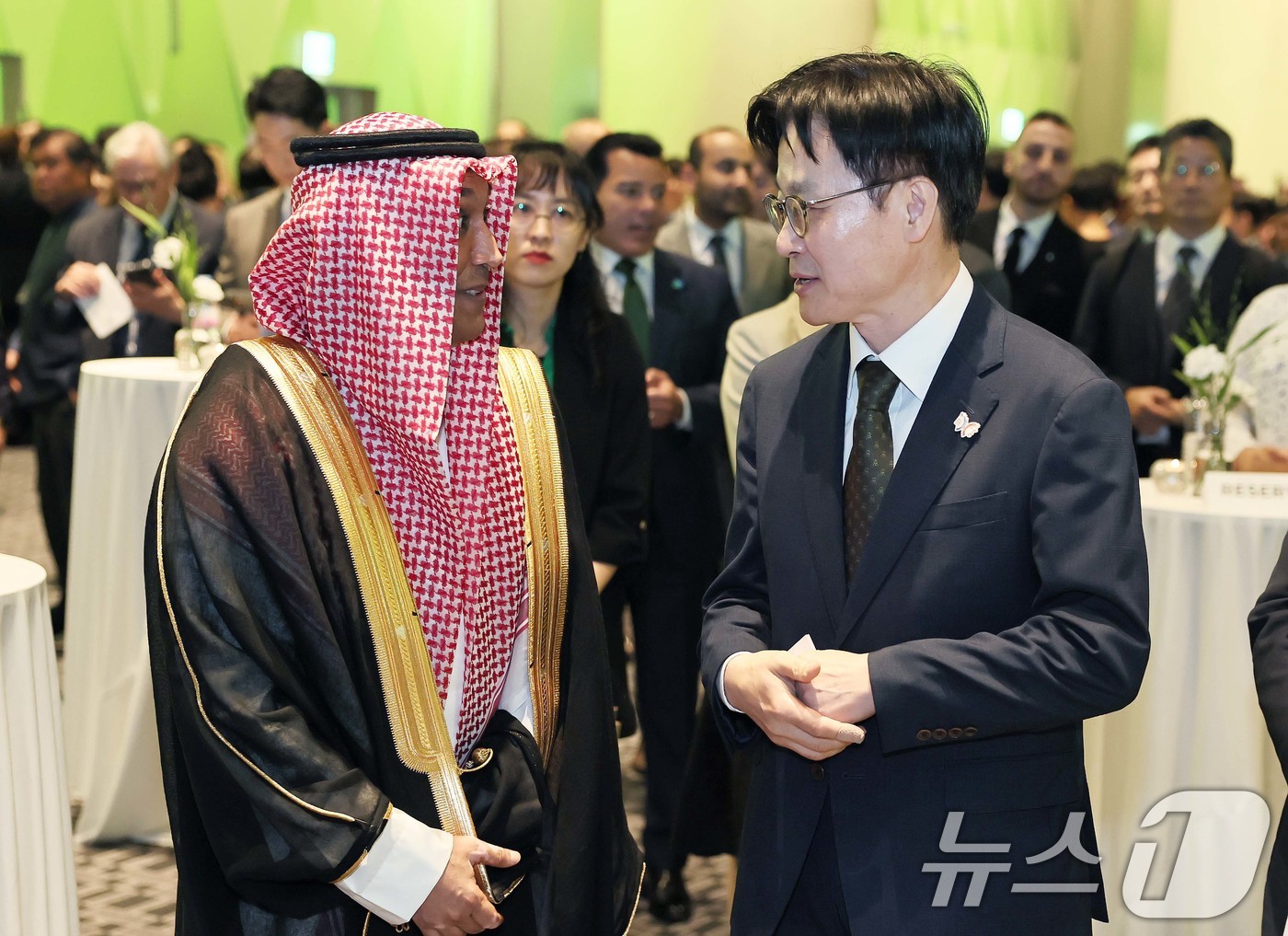 (서울=뉴스1) = 김정관 산업통상자원부 장관이 22일 오후 서울 용산구 드래곤시티호텔에서 열린 제95회 사우디아라비아 국경일 기념식에 참석해 파하드 바라카 주한사우디 대사대리와 …