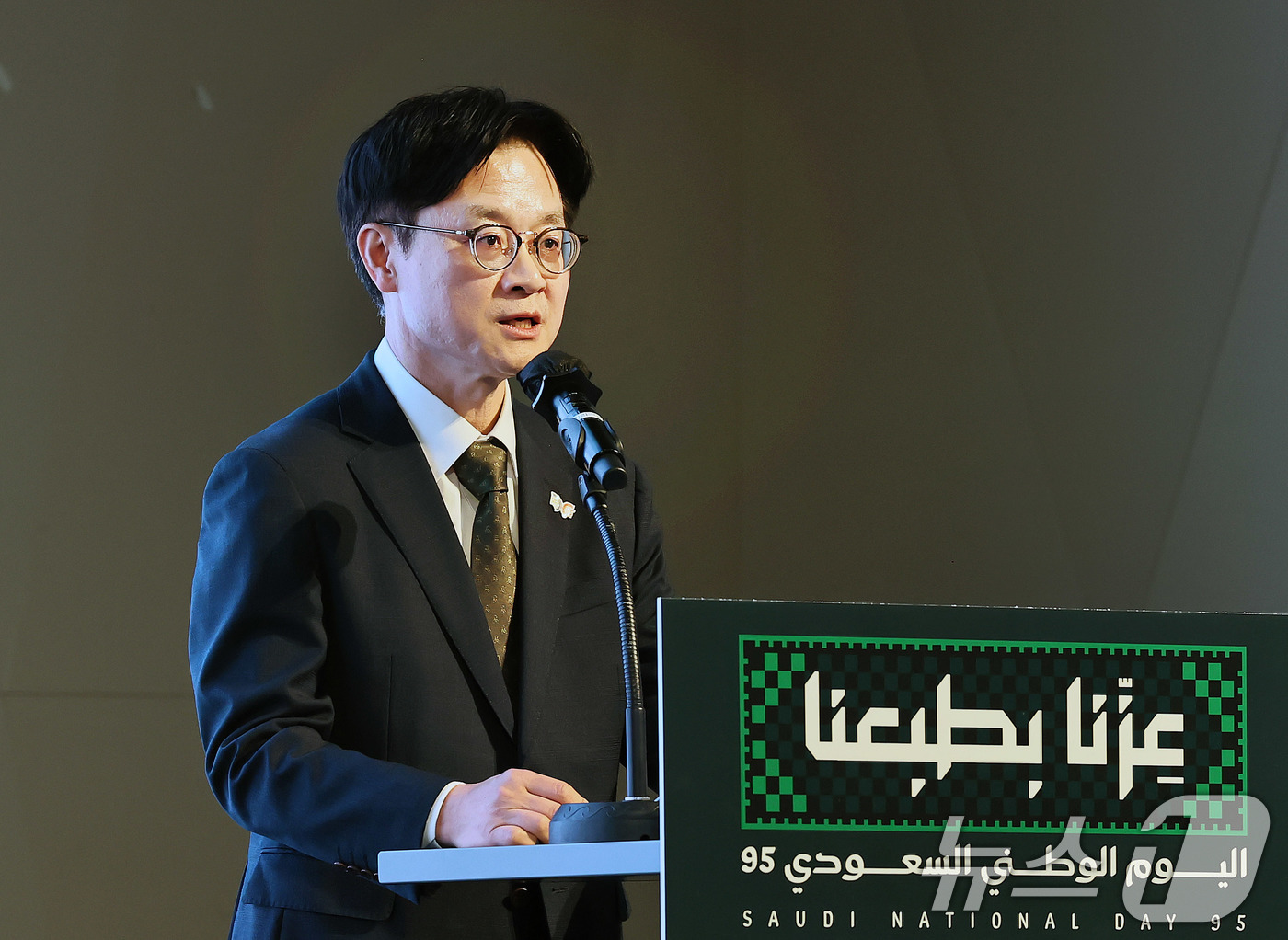 (서울=뉴스1) = 김정관 산업통상자원부 장관이 22일 오후 서울 용산구 드래곤시티호텔에서 열린 제95회 사우디아라비아 국경일 기념식에 참석해 축사를 하고 있다. (산업부 제공. …