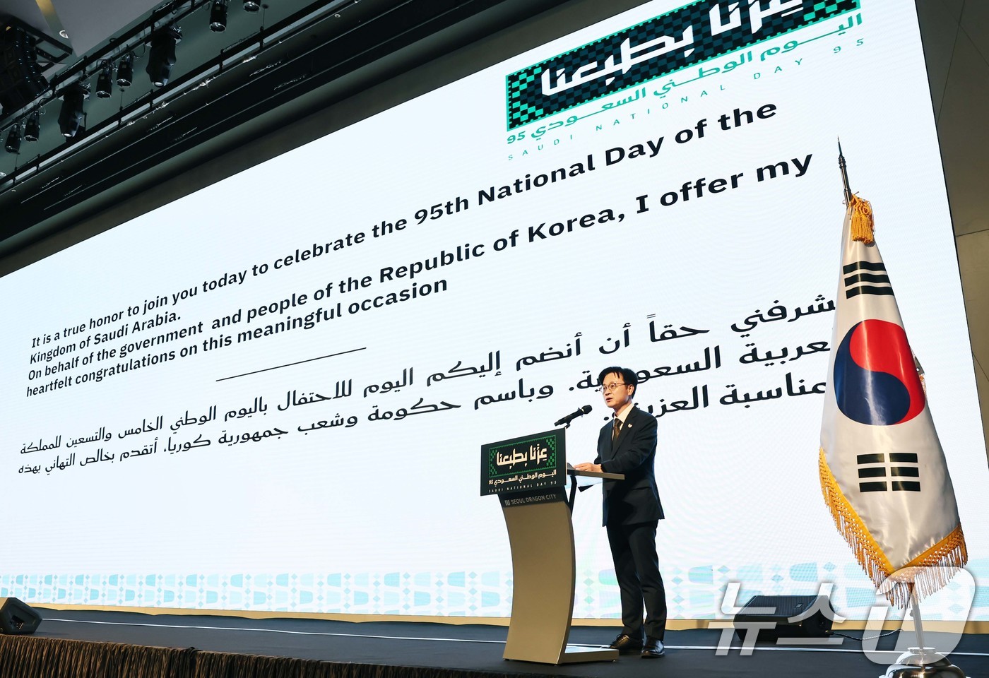 (서울=뉴스1) = 김정관 산업통상자원부 장관이 22일 오후 서울 용산구 드래곤시티호텔에서 열린 제95회 사우디아라비아 국경일 기념식에 참석해 축사를 하고 있다. (산업부 제공. …