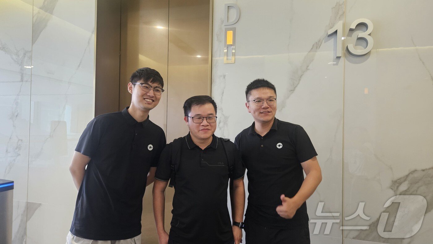 본문 이미지 - 왼쪽부터 친여우밍 류싱커지 창업자 겸 CEO, 장푸 홍콩대 기계공학과 마스 실험실 교수, 쉬웨이 류싱커지 CTO. ⓒ News1 정은지 특파원