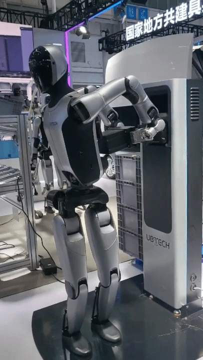 본문 이미지 - 유비테크 워커 S2 모델이 스스로 배터리를 교체하는 모습.