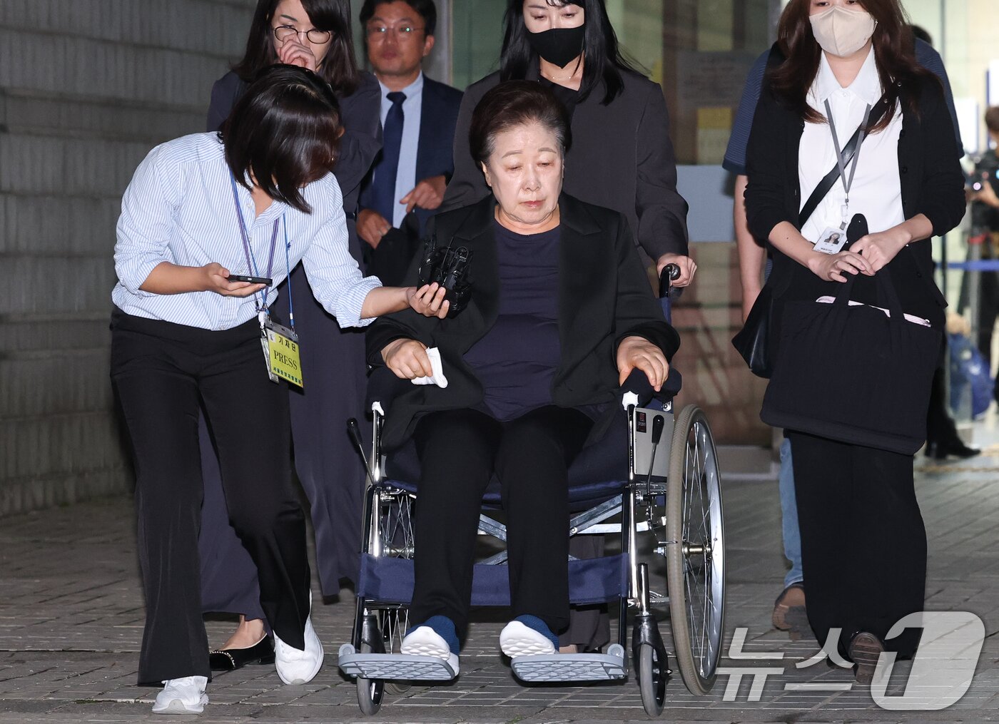 본문 이미지 - 한학자 통일교 총재가 22일 오후 서울 서초구 중앙지방법원에서 윤석열 전 대통령 부부에게 통일교 현안을 청탁했다는 의혹과 관련 구속 전 피의자 심문&#40;영장실질심사&#41;을 마친 뒤 대기 장소인 서울구치소로 향하고 있다. &#40;공동취재&#41; 2025.9.22/뉴스1 ⓒ News1 이광호 기자