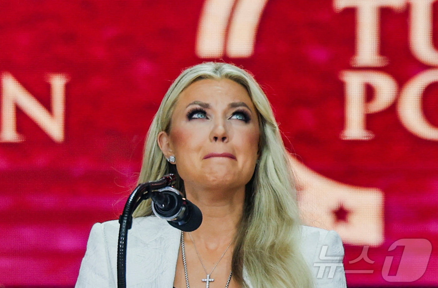 (글렌데일 로이터=뉴스1) 류정민 특파원 = 찰리 커크의 미망인 에리카 커크가 21일(현지시간) 미국 애리조나주 글렌데일의 스테이트 팜 스타디움에서 열린 살해된 보수 논객 찰리 커 …