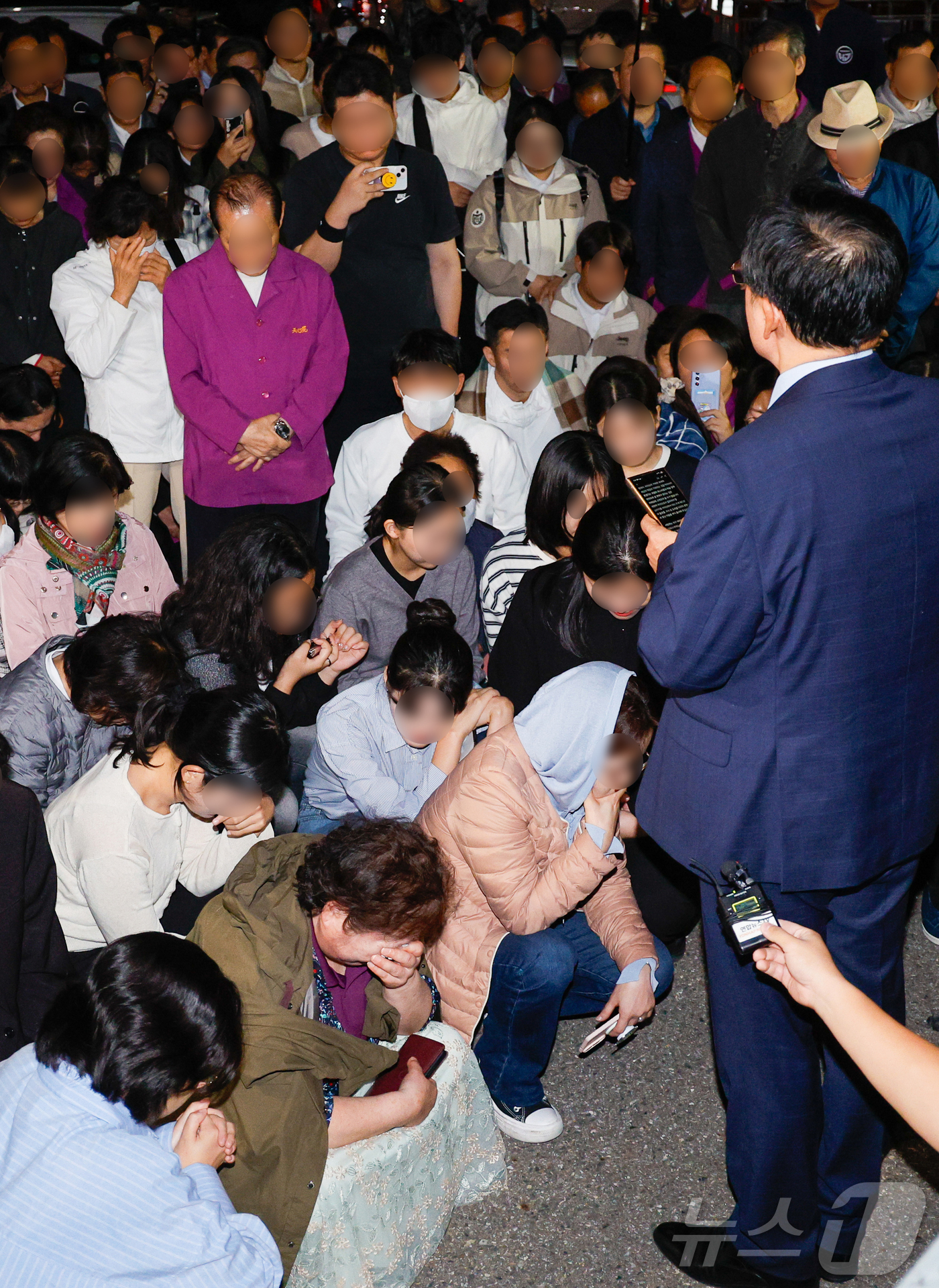 (서울=뉴스1) 안은나 기자 = 윤석열 전 대통령 부부에게 통일교 현안을 청탁했다는 의혹을 받는 한학자 통일교 총재가 구속된 23일 새벽 경기 의왕시 서울구치소 앞에서 한 총재를 …