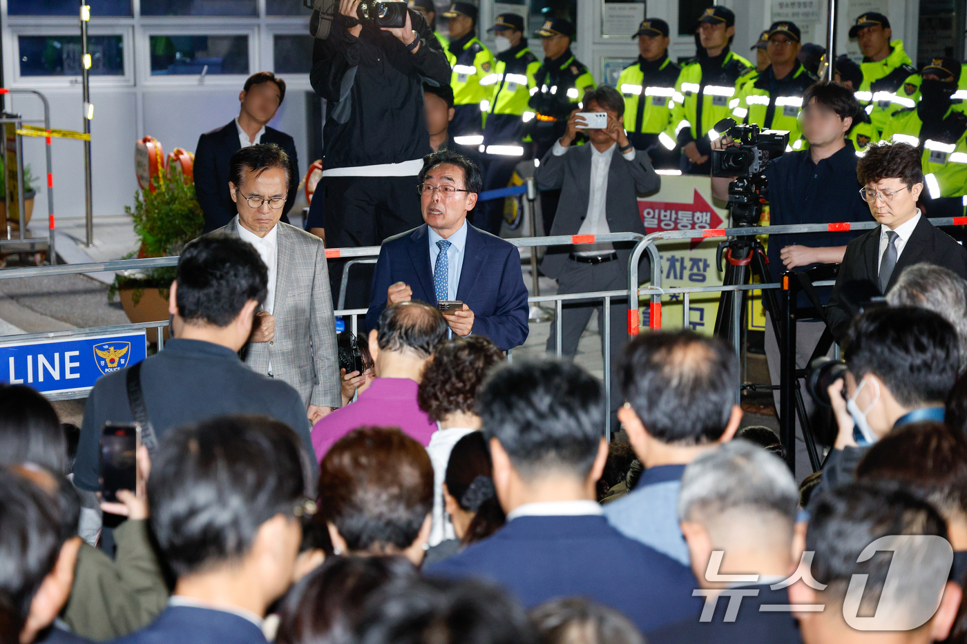 (서울=뉴스1) 안은나 기자 = 윤석열 전 대통령 부부에게 통일교 현안을 청탁했다는 의혹을 받는 한학자 통일교 총재가 구속된 23일 새벽 경기 의왕시 서울구치소 앞에서 한 총재를 …