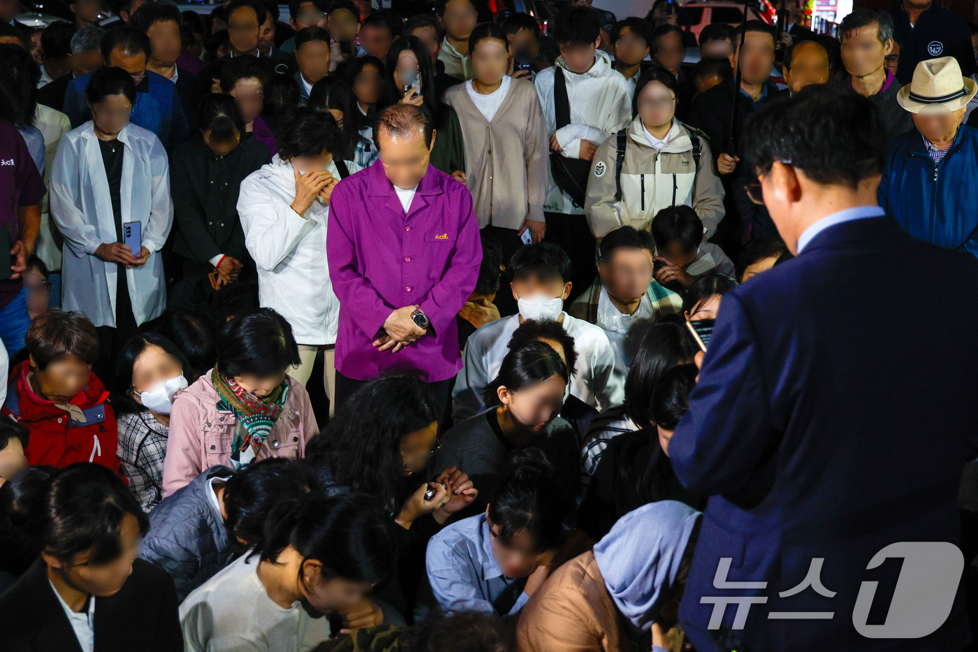 (서울=뉴스1) 안은나 기자 = 윤석열 전 대통령 부부에게 통일교 현안을 청탁했다는 의혹을 받는 한학자 통일교 총재가 구속된 23일 새벽 경기 의왕시 서울구치소 앞에서 한 총재를 …