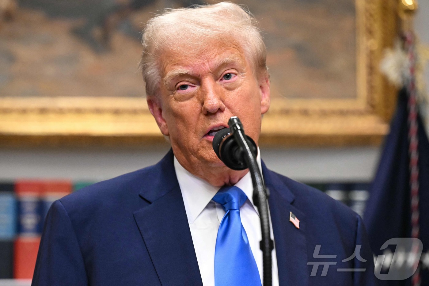 (워싱턴DC AFP=뉴스1) 류정민 특파원 = 도널드 트럼프 미국 대통령이 22일(현지시간) 워싱턴DC 백악관 루스벨트룸에서 아동 자폐증 급증과 임신 중 타이레놀 복용이 개연성이 …