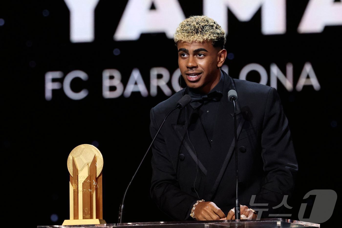 본문 이미지 - 신인상을 받든 라민 야말ⓒ AFP=뉴스1