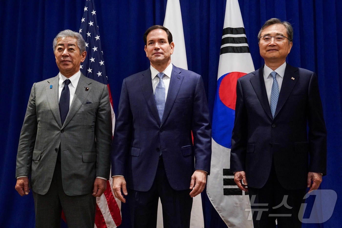 (뉴욕 AFP=뉴스1) 권준언 기자 = 조현 외교장관(오른쪽)이 22일(현지시간) 뉴욕 롯데 뉴욕팰리스호텔에서 이와야 다케시 일본 외무상, 마코 루비오 미국 국무장관과 기념촬영하고 …