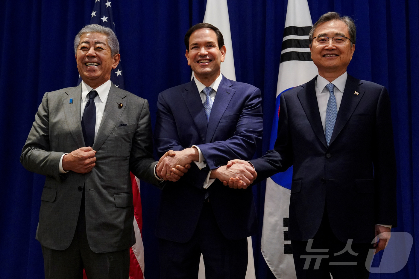 (뉴욕 로이터=뉴스1) 권준언 기자 = 조현 외교장관(오른쪽)이 22일(현지시간) 뉴욕 롯데 뉴욕팰리스호텔에서 이와야 다케시 일본 외무상, 마코 루비오 미국 국무장관과 기념촬영하고 …