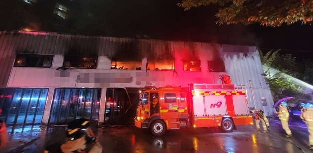 2층짜리 전주 자동차용품업체 불…직원 떨어져 중상(종합)