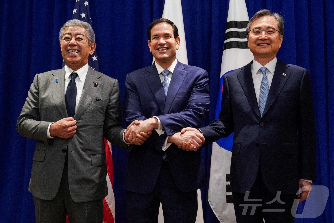 (AFP=뉴스1) 안은나 기자 = 조현 외교부 장관(오른쪽부터), 마코 루비오 미국 국무부 장관, 이와야 다케시 일본 외무상이 22일(현지시간) 뉴욕 롯데 뉴욕팰리스호텔에서 제80 …
