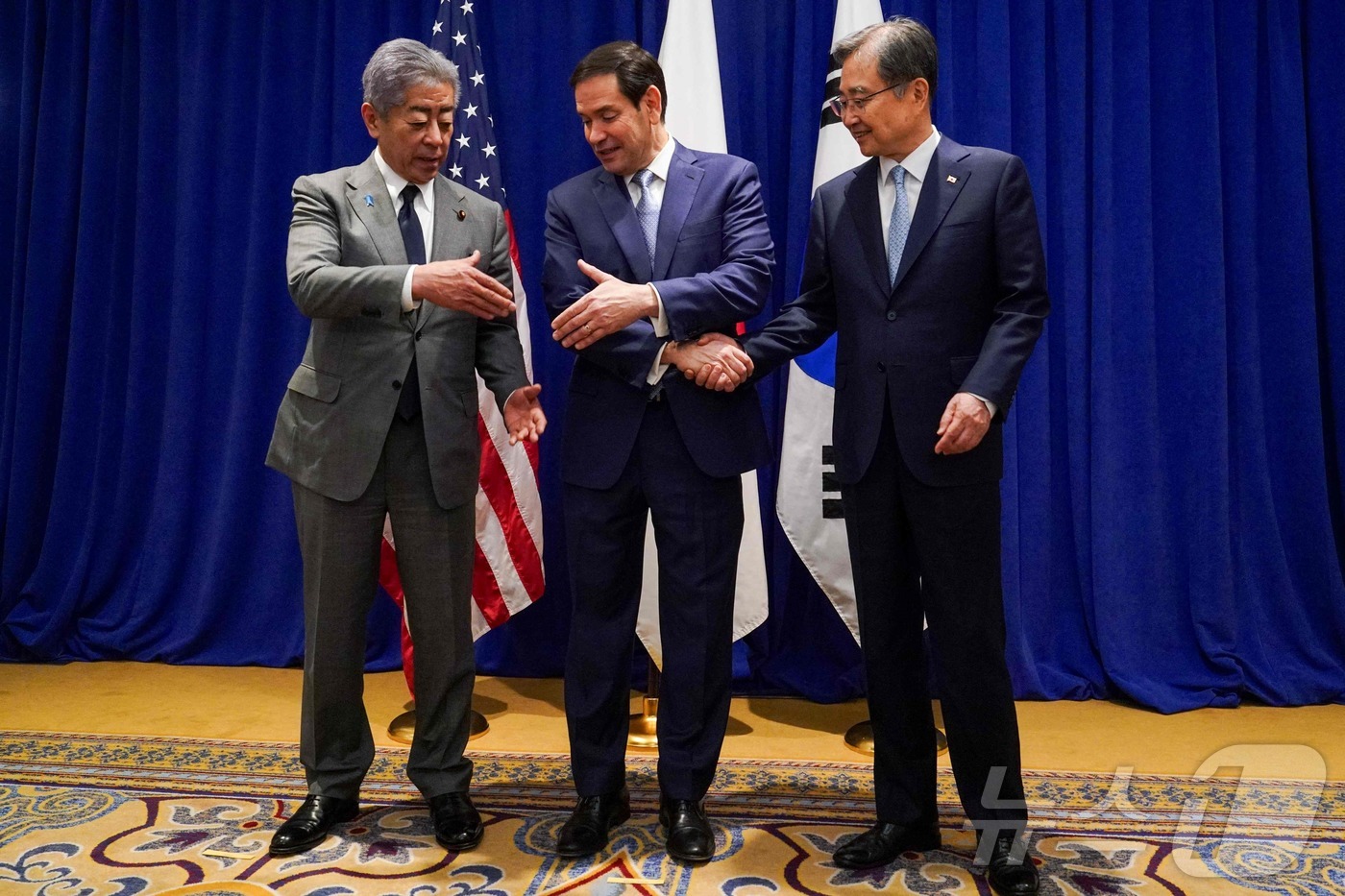 (AFP=뉴스1) 안은나 기자 = 조현 외교부 장관(오른쪽부터), 마코 루비오 미국 국무부 장관, 이와야 다케시 일본 외무상이 22일(현지시간) 뉴욕 롯데 뉴욕팰리스호텔에서 제80 …