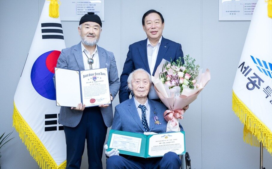 본문 이미지 - 기념촬영하는 임창수 옹(아래)과 최민호 세종시장(오른쪽), 임재한 세종시 문화해설사. (세종시 제공. 재판매 및 DB금지)