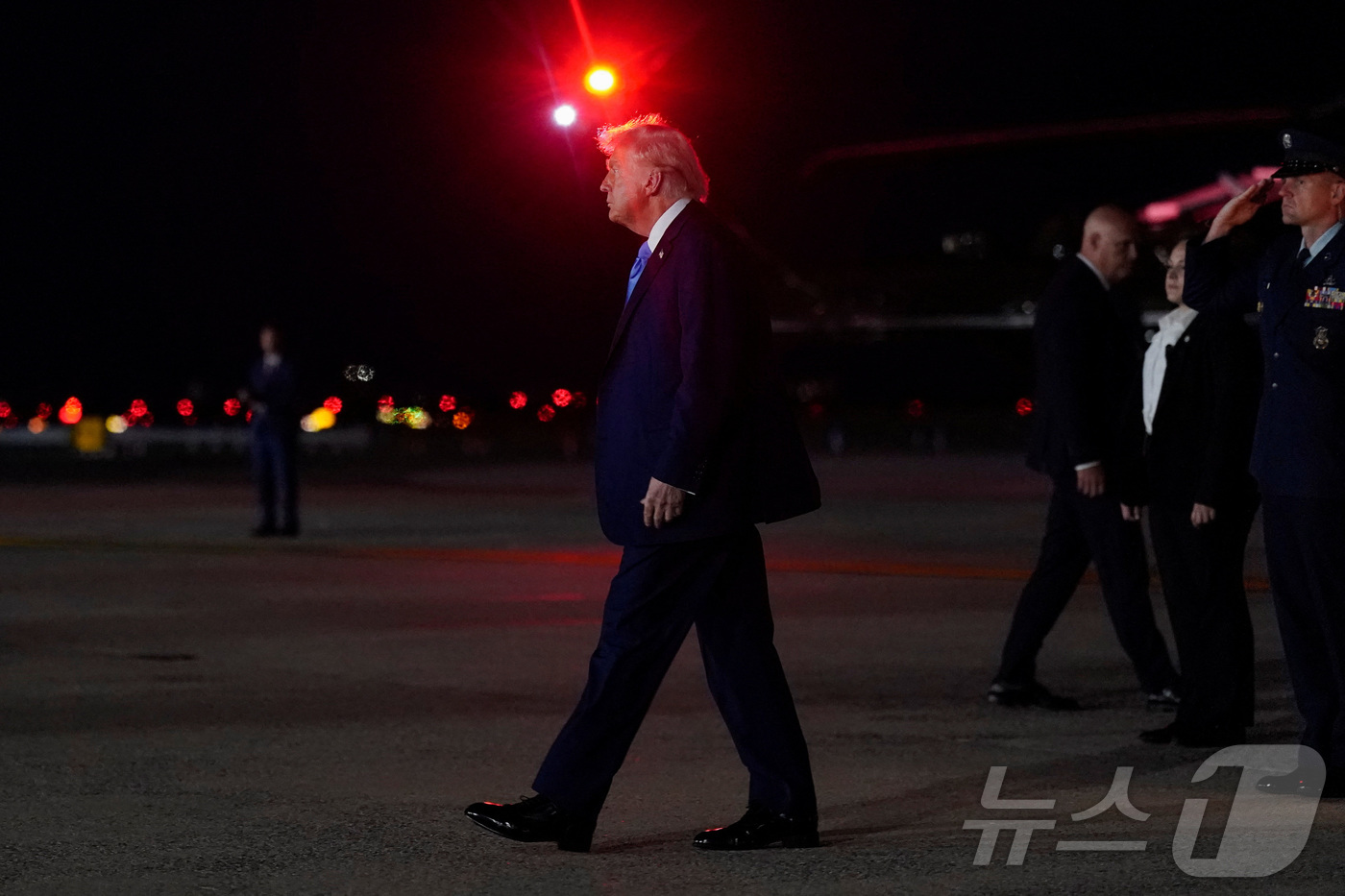 (뉴욕 로이터=뉴스1) 권준언 기자 = 도널드 트럼프 미국 대통령이 22일(현지시간) 미국 뉴욕에서 열리는 제80차 유엔 총회를 앞두고 존 F. 케네디 국제공항에서 마린 원을 향해 …