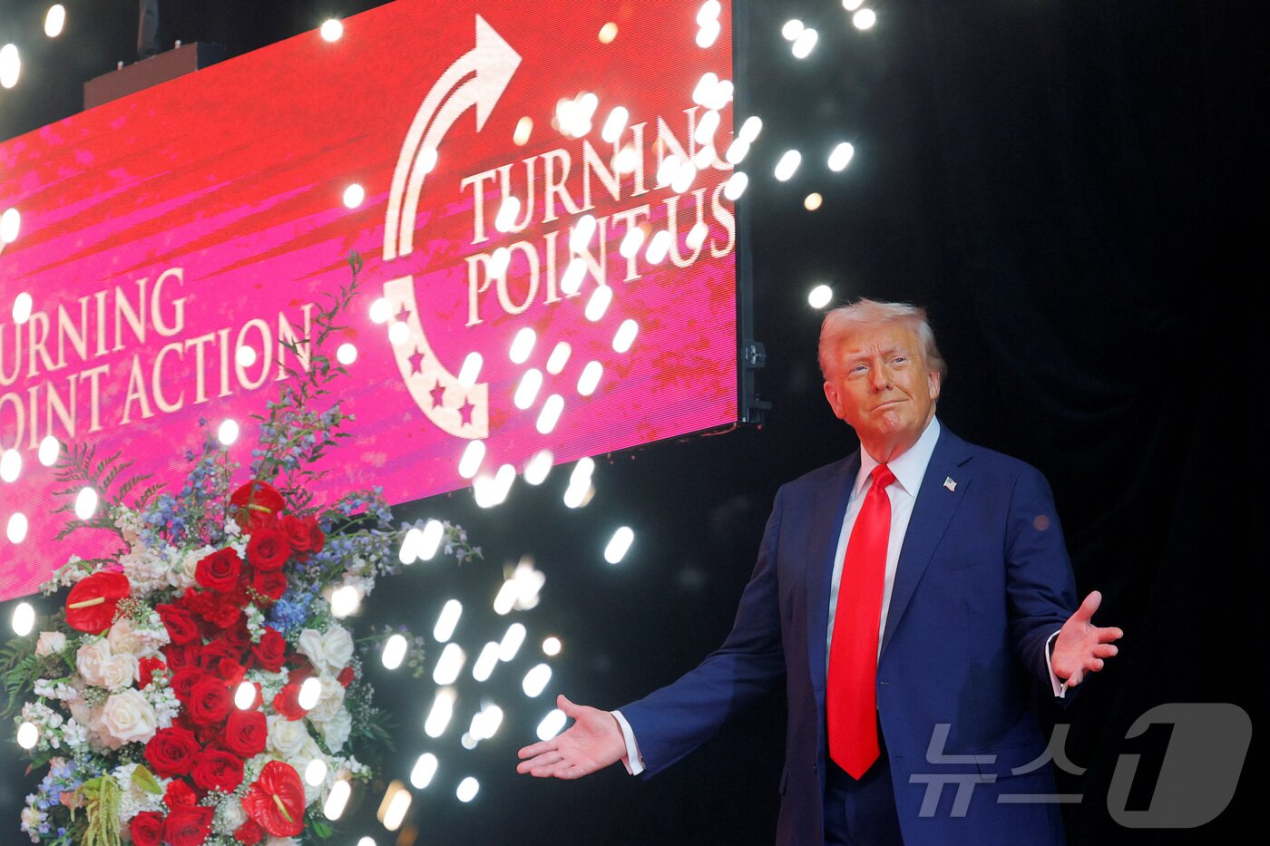 본문 이미지 - 21일(현지시간) 도널드 트럼프 미국 대통령이 애리조나주 글렌데일에서 열린 보수 논객 찰리 커크를 기리는 추모식에 참석하고 있다. 2025.09.21 ⓒ 로이터=뉴스1 ⓒ News1 김지완 기자