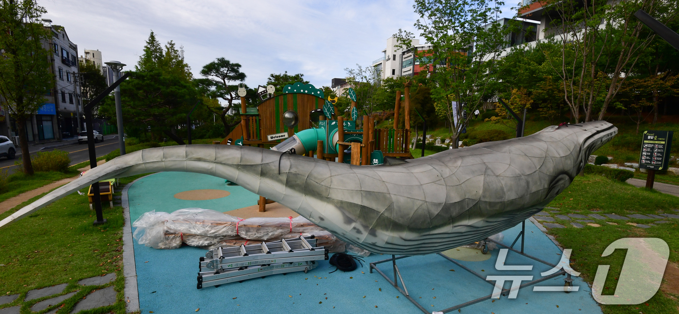 (포항=뉴스1) 최창호 기자 = 23일 경북  포항시 남구 철길 숲에 귀신고래 모형이 설치되고 있다.고래 모형은 오는 26~27일부터 열리는 '철길숲 야행' 행사 때  고래 내부에 …