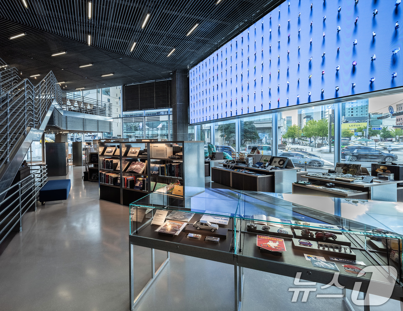 (서울=뉴스1) = 현대자동차는 현대차 브랜드 최초의 체험 공간인 '현대 모터스튜디오 서울'이 리뉴얼을 마치고 재개관했다고 23일 밝혔다.사진은 서울 강남구 현대 모터스튜디오 서울 …