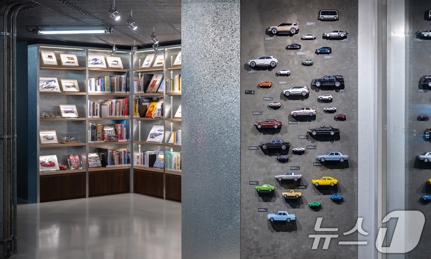 (서울=뉴스1) = 현대자동차는 현대차 브랜드 최초의 체험 공간인 '현대 모터스튜디오 서울'이 리뉴얼을 마치고 재개관했다고 23일 밝혔다.사진은 서울 강남구 현대 모터스튜디오 서울 …