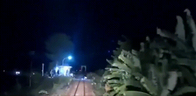 본문 이미지 - 베트남에서 철도 직원이 기차를 피해 선로에 떨어진 남성을 위험을 무릅쓰고 구해냈다고 현지 매체 브이엔익스프레스가 21일(현지시간) 보도했다. <브이엔익스프레스>