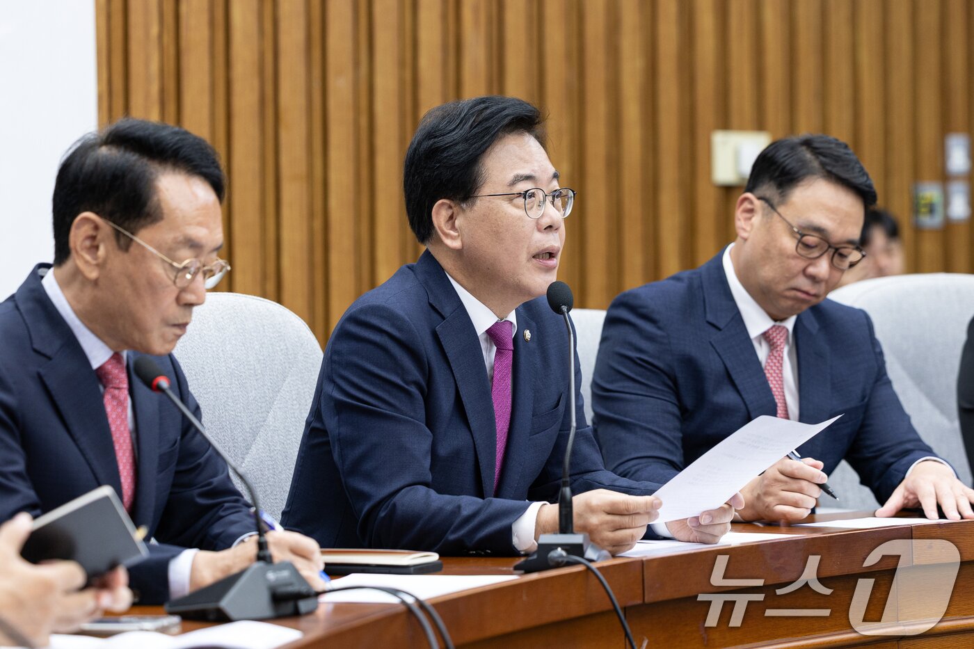 본문 이미지 - 송언석 국민의힘 원내대표가 23일 서울 여의도 국회에서 열린 원내대책회의에서 모두발언하고 있다. 2025.9.23/뉴스1 ⓒ News1 이승배 기자