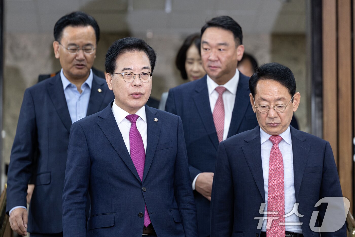 본문 이미지 - 송언석 국민의힘 원내대표가 23일 서울 여의도 국회에서 열린 원내대책회의에 참석하고 있다. 2025.9.23/뉴스1 ⓒ News1 이승배 기자