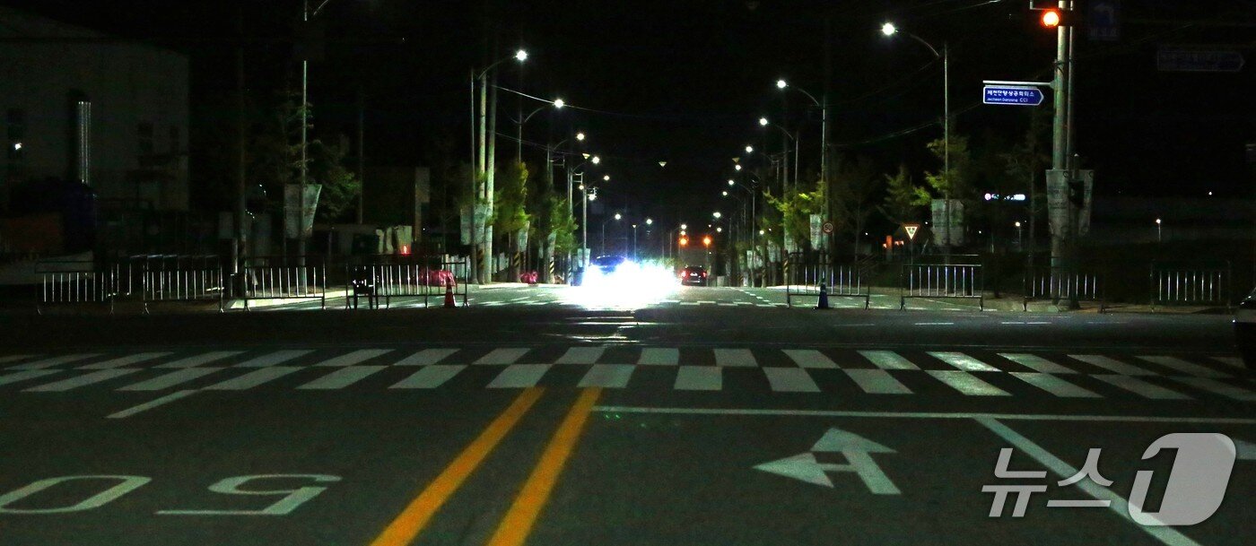 본문 이미지 -  제천한방엑스포 행사장 주변 도로에 설치된 '철재 바리케이드'가 야간에  식별하기 힘들 정도다. 2025.9.23/뉴스1 ⓒ News1 손도언 기자