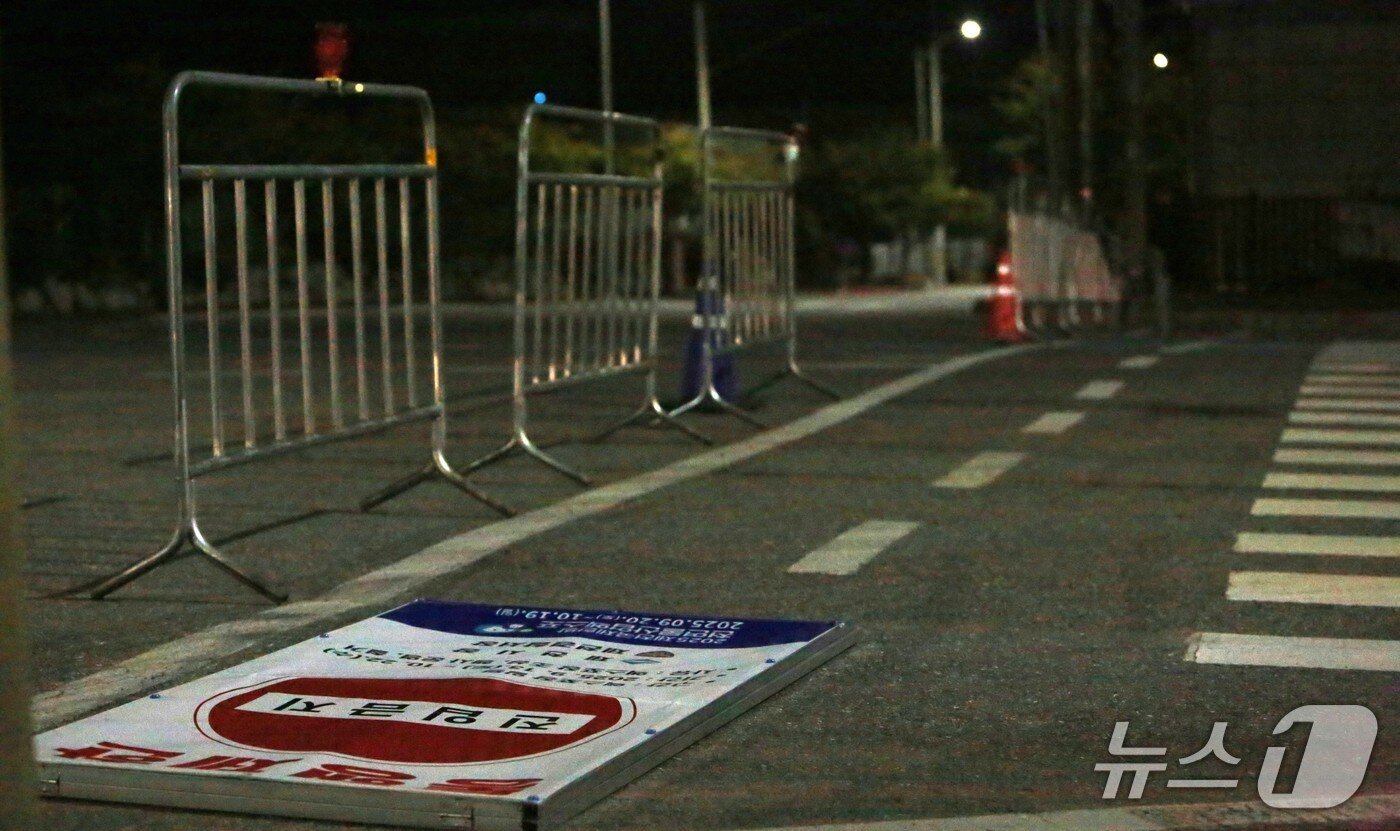 본문 이미지 - 야간에 교통 흐름을 방해하고 있는 제천한방엑스포 행사장 주변 바리케이드. 2025.9.23/뉴스1 ⓒ News1 손도언 기자 