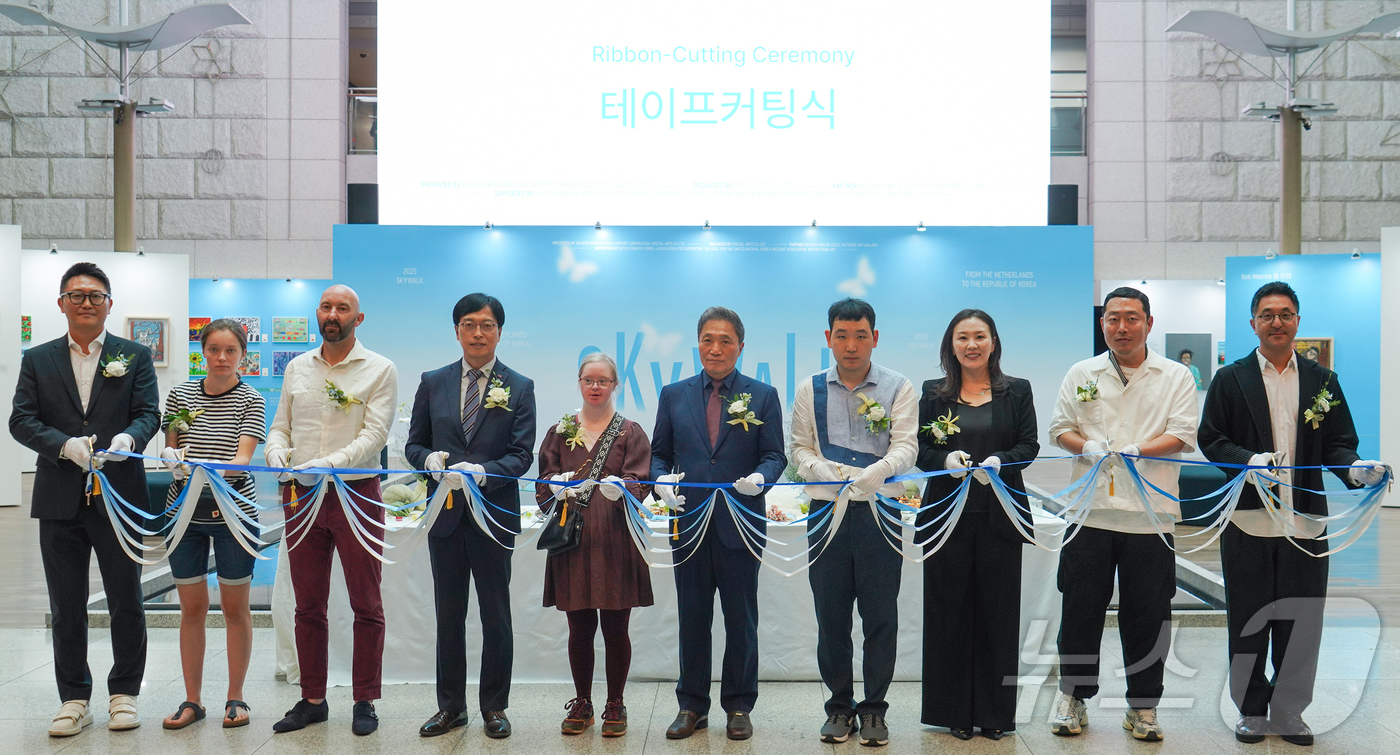 (서울=뉴스1) = 인천국제공항공사는 지난 22일 인천국제공항 제1여객터미널에서 장애예술인 해외교류전 '하늘산책(SKY WALK)' 개막식을 진행했다고 23일 밝혔다.이학재 인천국 …
