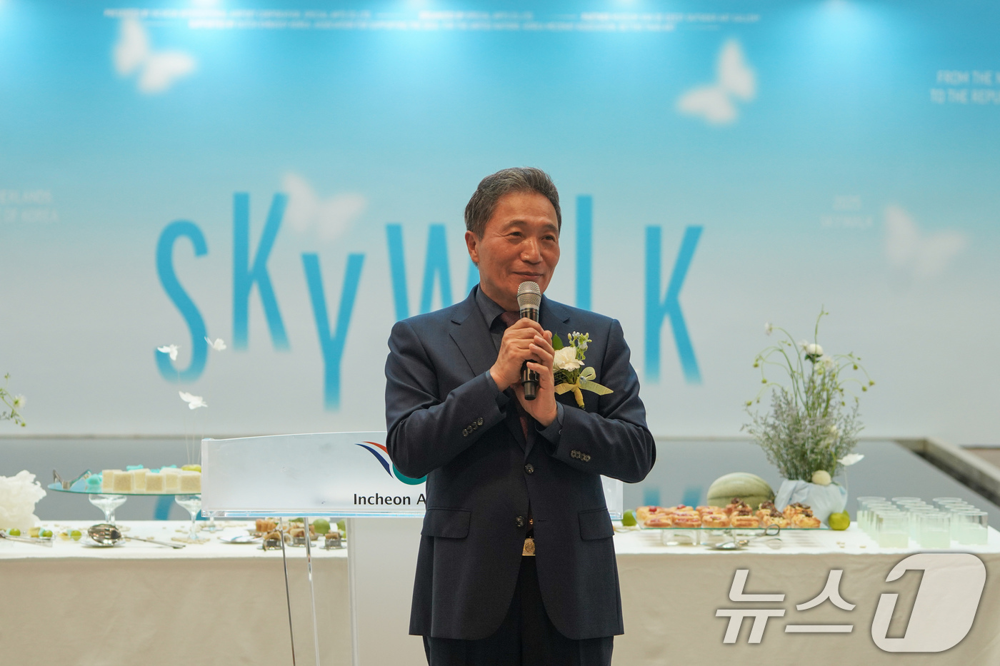 (서울=뉴스1) = 인천국제공항공사는 지난 22일 인천국제공항 제1여객터미널에서 장애예술인 해외교류전 '하늘산책(SKY WALK)' 개막식을 진행했다고 23일 밝혔다.이학재 인천국 …